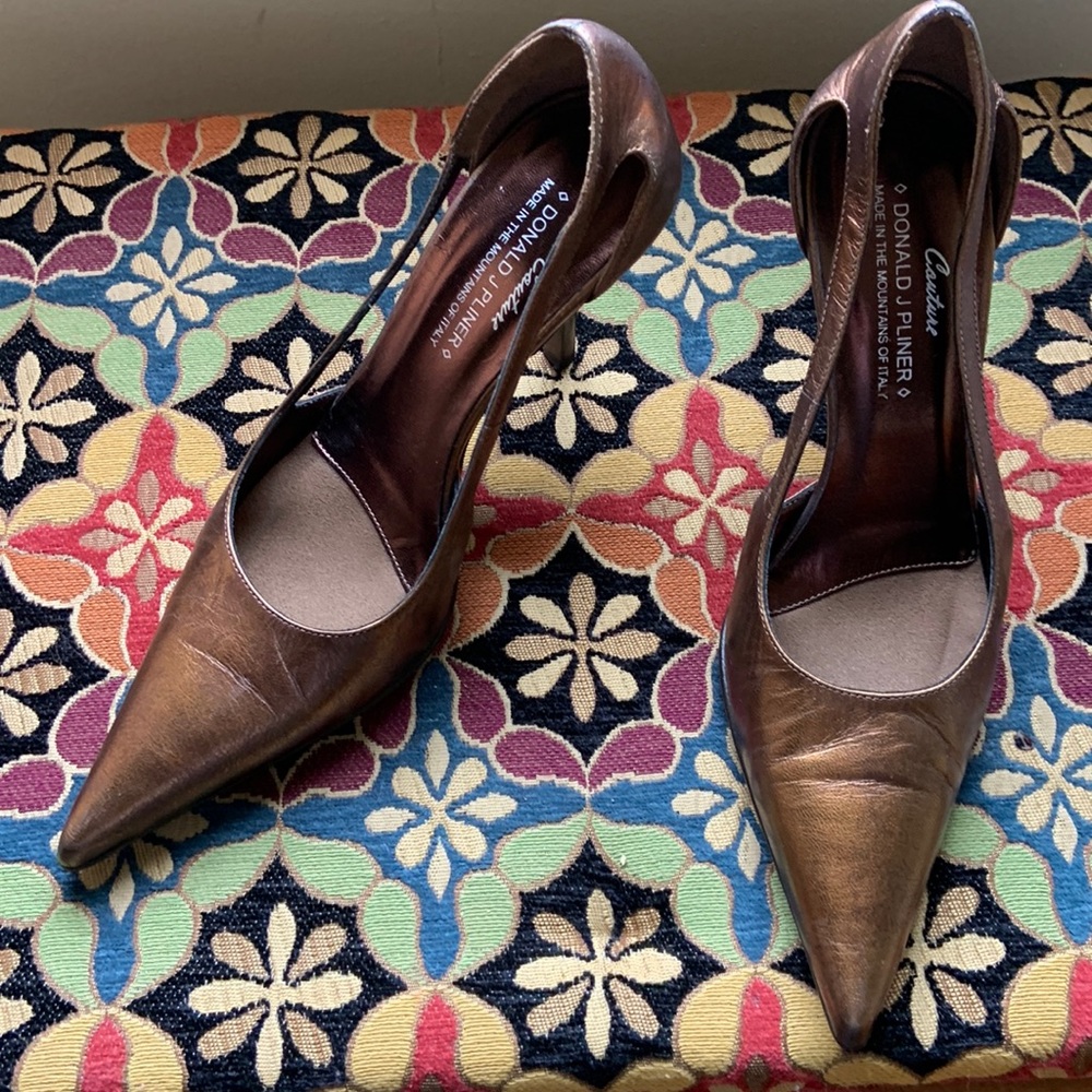 Donald Pliner pumps